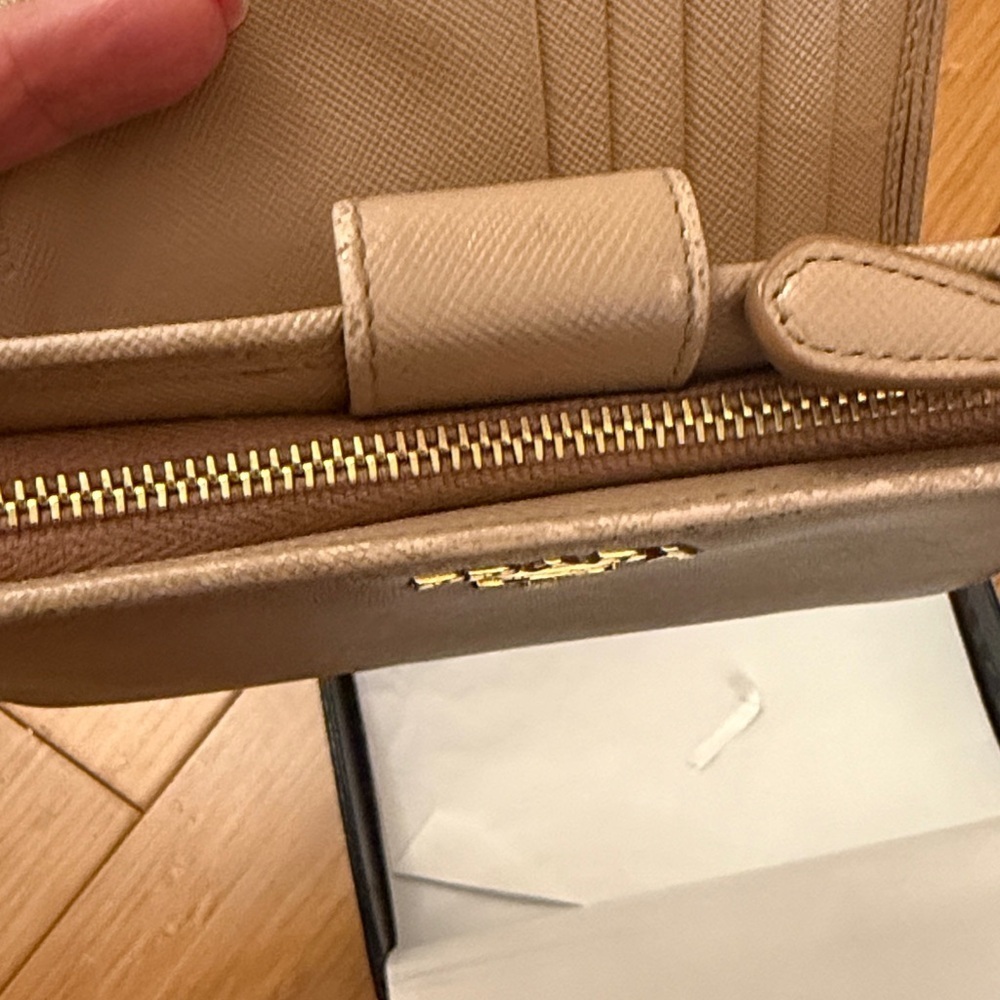 Authentic Prada Women's Beige Leather Wallet - Picture 6 of 7